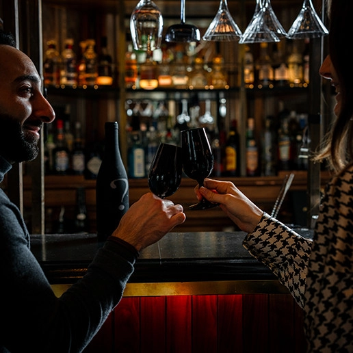 Casal que celebra um aniversário de casamento no Dans le Noir ?
