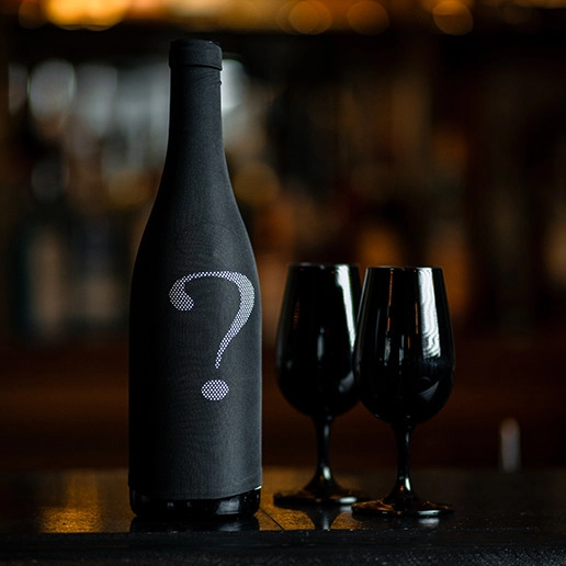Garrafa de vinho mistério para um encontro às cegas no Dans le Noir ?