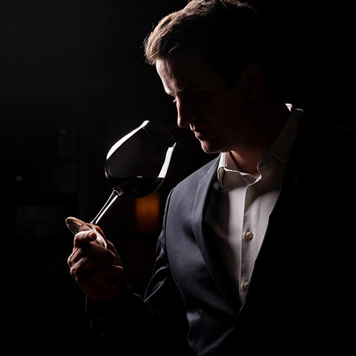 Homem a desfrutar de um copo de vinho no Dans le Noir ?