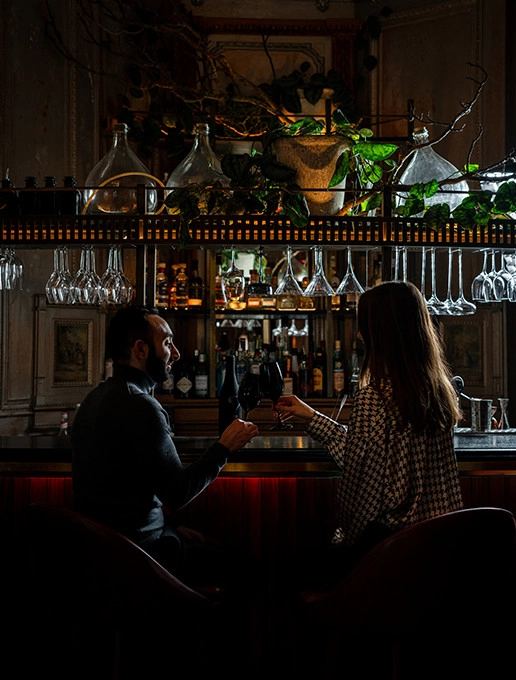 Casal num encontro às cegas no bar de Dans le Noir ?