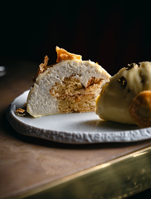 Sobremesa cortada ao meio, revelando a sua deliciosa textura, servida no Dans le Noir ?