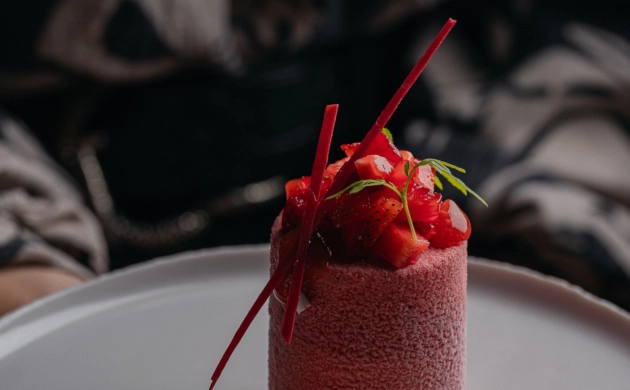 Strawberry dessert served at Dans le Noir ? Lisboa, offering a unique sensory dining experience in complete darkness.