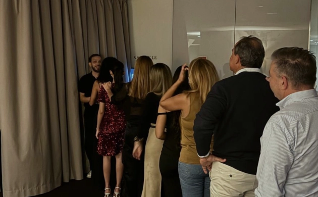 Grupo a participar numa experiência de teambuilding no Dans le Noir ? Lisboa, reunida em frente à cortina do restaurante.